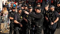 Pengamanan semakin diperketat. Terlihat beberapa polisi dan pengawal kerajaan berjaga di sekitar kastil untuk menjaga keamanan selama prosesi pernikahan Pangeran Harry dan Meghan Markle. John Sibley/Reuters.