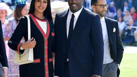 Aktor kenamaan Inggris, Idris Elba, terlihat hadir di Kapel St. George, Windsor, Inggris. Ian West/Pool via Reuters.