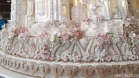 Disebut dummy cake karena kerangkanya dibuat dari logam ringan dan plastik. Kemudian dihiasi icing sugar di seluruh permukaannya. Foto: dok. detikFood