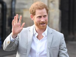 Semringahnya Pangeran Harry Sapa Warga Jelang Royal Wedding