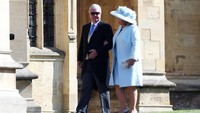 Terlihat juga Sir Keith Edward Mills, seorang Pengusaha Inggris sekaligus Wakil Ketua Organisasi Olimpiade dan Paralimpiade London, bersama sang istri telah hadir di Kapel St. George, Windsor, Inggris. Chris Jackson/Reuters.