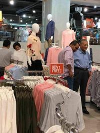 Mahathir dan istri beli baju diskonan. 