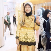 Zulfa yang berasal dari Padang Panjang ini juga memakai busana kreasi tradisional Sumatera Barat. Ia menampilkan bakat menari piring dengan lincah di hadapan para juri. Foto: Silmia Putri/Wolipop