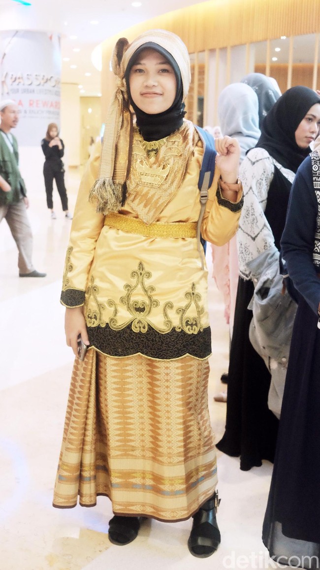 Zulfa yang berasal dari Padang Panjang ini juga memakai busana kreasi tradisional Sumatera Barat. Ia menampilkan bakat menari piring dengan lincah di hadapan para juri. Foto: Silmia Putri/Wolipop