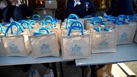 Staff Kerajaan Inggris menyiapakan souvenir pernikahan Royal Wedding Pangeran Harry dan Meghan Markle. Toby Melville/Reuters.