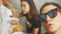 Model berusia 37 tahun ini sangat senang menyantap makanan khas Indonesia. Ini posenya saat makan siang dengan soto dan gado-gado, bersama adik mendiang Julia Perez. Foto: Instagram @bertrand1407