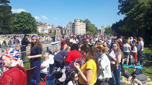 Potret Ramainya Warga Siap-siap Sambut Pangeran Harry-Meghan