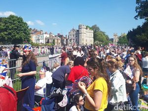 Potret Ramainya Warga Siap-siap Sambut Pangeran Harry-Meghan
