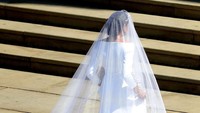 Ia tampil menawan dengan gaun putih menyapu lantai. Andrew Matthews/Pool via REUTERS