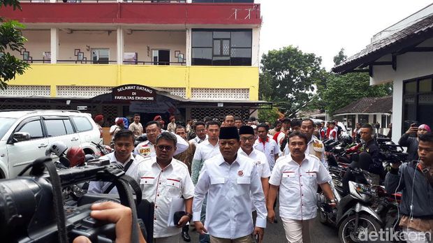 Datangi Bawaslu, Sudrajat-Syaikhu Dikawal Puluhan Pendukung