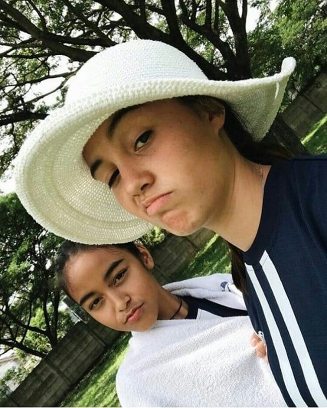 Ini gaya keseharian Portia saat tak berada di lapangan, simpel dan memesona.  Foto: Instagram/@portia.fischer