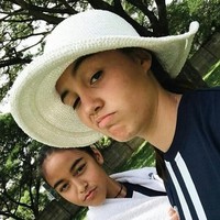 Ini gaya keseharian Portia saat tak berada di lapangan, simpel dan memesona.  Foto: Instagram/@portia.fischer