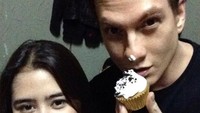 Cupcake juga jadi salah satu cemilan manis favorit Bertrand. Bersama dengan Prilly Latuconsina, Bertand asyik menikmati cupcake. Foto: Instagram @bertrand1407