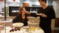 Manisnya! Bertrand menunjukkan kasih sayang kepada sang ibu, dengan menyuapinya berbagai kue manis yang enak. Foto: Instagram @bertrand1407