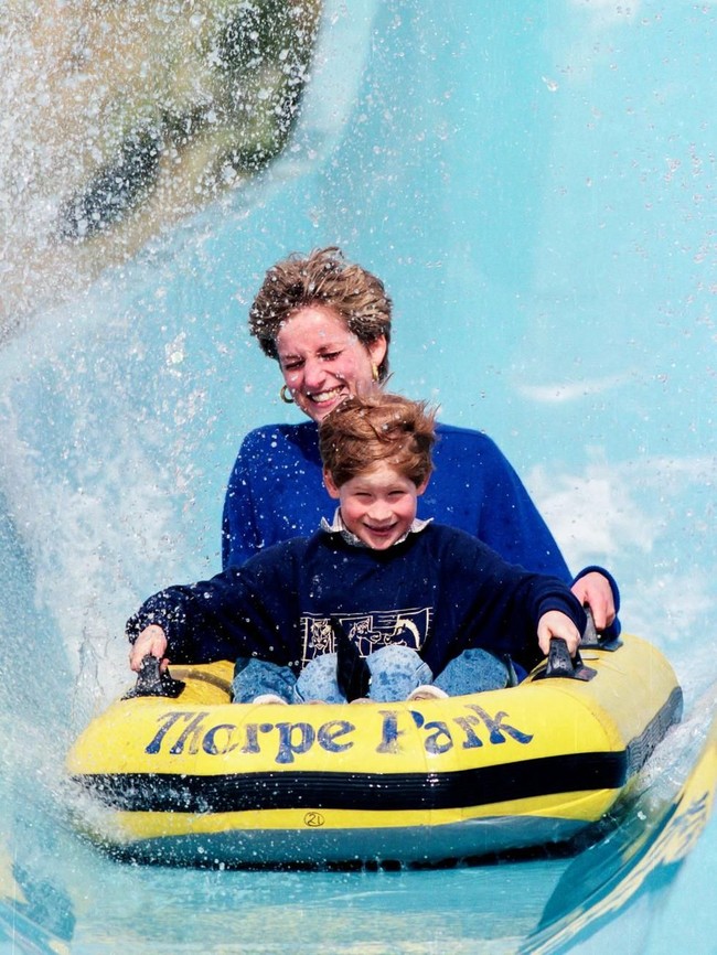 Memori masa kecil yang sangat indah. Bermain bersama Putri Diana di taman bermain. Foto ini diambil pada 1992.  Foto: Istimewa