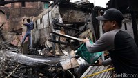 Warga ikut membantu proses pemadaman.