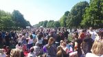 Potret Ramainya Warga Siap-siap Sambut Pangeran Harry-Meghan