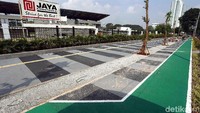 Salah satunya termasuk pembangunan pedestrian jalan diluar kawasan GBK Senayan.