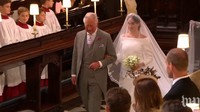 Pangeran Charles mendampingi Meghan Markle berjalan ke altar. (Foto: dok.youTube)