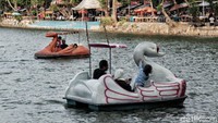 Hingga mencoba permainan wisata air.