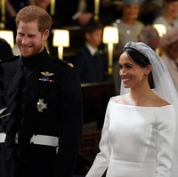Gaun berpotongan clean tersebut terbuat dari material sutra untuk memberikan kesan mewah sekaligus modern. Foto: Jonathan Brady/Pool via REUTERS