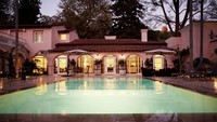 Hotel Bel-Air, Los Angeles, Amerika Serikat. Berada di tengah-tengah lingkungan super elit, resor ini tersembunyi di antara 12 hektar taman. Hotel ikonik ini memiliki 103 kamar dan suite dan memiliki perapian kayu serta kolam renang dengan rentang harga kamarnya dimulai dari USD 545 (CNN Travel)