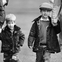 Berpose bersama sang kakak Pangeran William. Keduanya terpaut usia dua tahun.  Foto: Istimewa