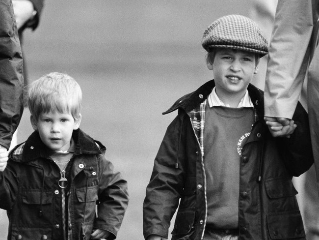 Berpose bersama sang kakak Pangeran William. Keduanya terpaut usia dua tahun.  Foto: Istimewa