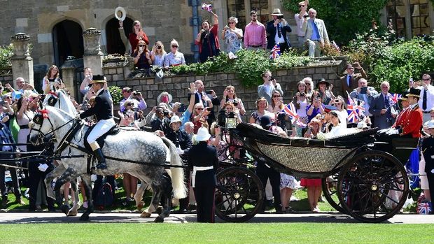 Fans bersorai gembira saat Pangeran Harry-Meghan melintas