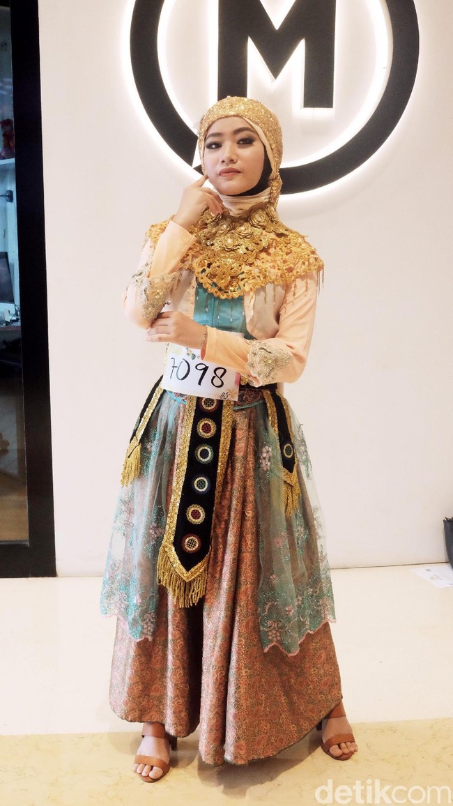 Wanita yang akrab disapa Ara ini memakai baju tradisional kreasi Jawa Barat. Mahasiswi Universitas Pancasila yang masih berusia 18 tahun ini siap menari jaipong di hadapan para juri. Foto: Silmia Putri/Wolipop