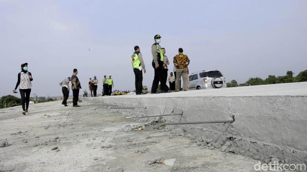 Jalan di cor beton setebal 30 cm
