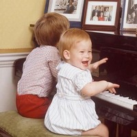 Dari kecil sudah terlihat kelucuan dan keramahan Pangeran Harry.  Foto: Istimewa