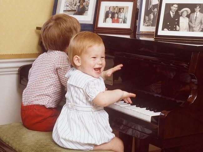 Dari kecil sudah terlihat kelucuan dan keramahan Pangeran Harry.  Foto: Istimewa