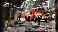 Pantauan detikcom pukul 10.30 WIB api sudah berhasil dikuasai petugas pemadam kebakaran. Ada sejumlah anggota polisi di lokasi.