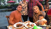 Berpose bersama di sela-sela makan bebek. Soraya membuat pengakuan kalau dirinya suka banget makan bebek. Wah bebek goreng atau bebek bakar ya yang jadi pilihan Soraya? Foto: instagram @sorayalarasat1