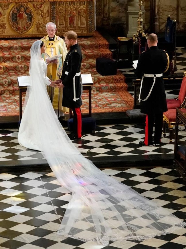 Selain dikritik karena terlalu sederhana, gaun putih rancangan Clare Waight Keller itu diduga hasil plagiat. Emilia Wickstead, desainer favorit Kate Middleton, menuding Givenchy telah meniru salah satu rancangannya. Gaunnya mirip dengan salah satu gaun kami, kata Emilia kepada The Daily Mail. Banyak juga yang mengatakan bila itu gaun Emilia Wickstead, lanjut dia. (Foto: Getty Images)