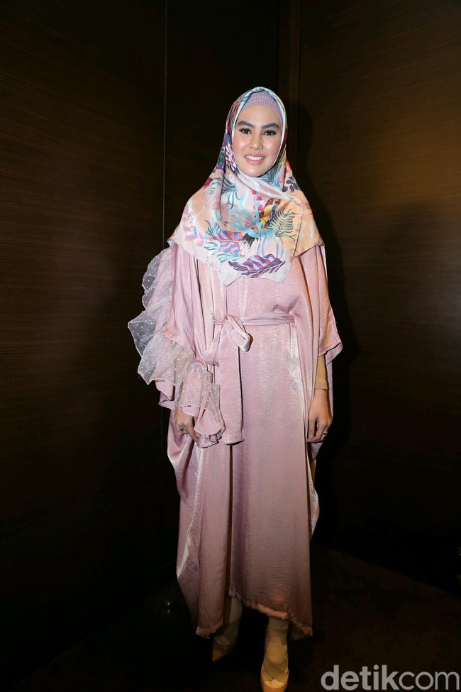 Mantan presenter Kartika Putri juga jadi salah satu artis yang berubah drastis. Dulu ia sering tampil terbuka dengan baju seksi. Tak tanggung-tanggung, sekarang ia mantap berhijab syari bahkan sedang melaksanakan ibadah haji. Foto: Ismail/detikHOT