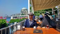 Sama-sama mengenakan topi, Sonia dan Muzammil ketika berada di Turki pun menyempatkan diri mencicip kopi dan teh khasnya. Foto: Instagram @soniaristanti