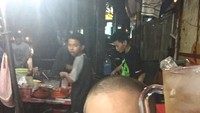 Wah! Bertrand juga hobi nih kulineran pinggir jalan, segelas es teh manis jadi teman yang ia pilih ketika menunggu pesanannya tiba. Foto: Instagram @bertrand1407
