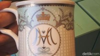Salah satunya adalah Tower of London Shop yang merupakan bagian dari kawasan wisata tersebut. Suvenir berupa mug, barang pecah belah, badge, hingga serbet dijual. Harganya antara 13-35 Poundsterling (sekitar Rp 260-700  ribu). Foto: Indah Mutiara Kami/detikcom