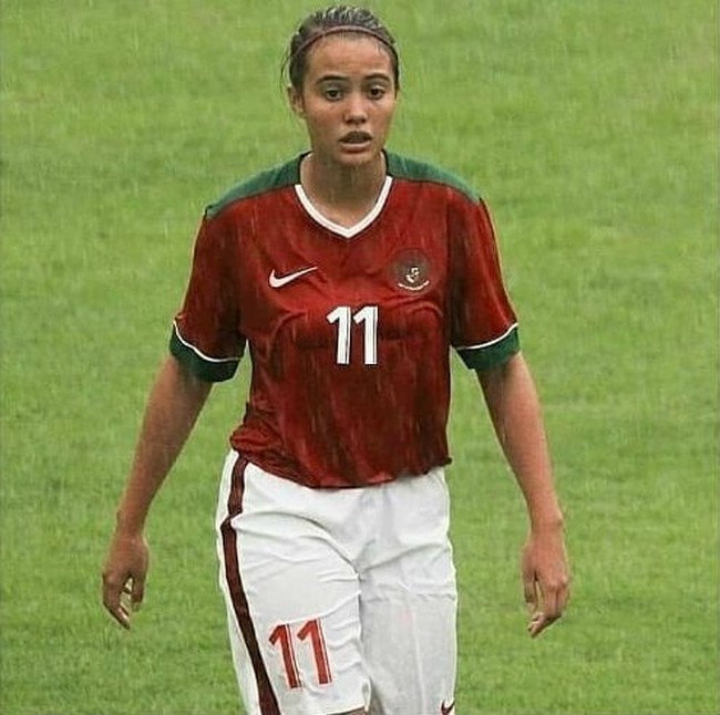 Tak hanya berparas cantik, pemain bernomor punggung 11 ini pun terlihat tangguh di lapangan hijau.  Foto: Instagram/@portia.fischer