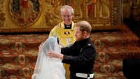 Keduanya pun resmi menjadi sepasang suami istri. Owen Humphreys/Pool via REUTERS