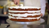 Berbeda dengan kue sponge pada umumnya, Claire mengembangkan kue ini menjadi resep kue baru yang spesial khusu untuk Pangeran Harry dan Meghan. Foto: Istimewa/Getty Images