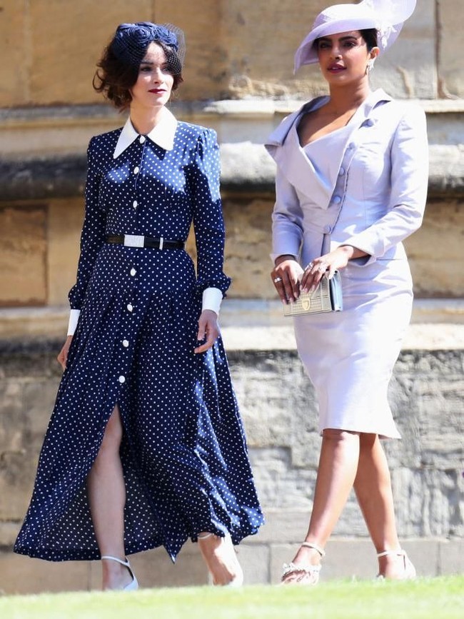 Pada siang harinya dalam acara pemberkatan di George’s Chapel, Priyanka tampil formal dengan setelan warna lavender lengkap dengan topi warna senada. Bajunya tersebut dari Vivienne Westwood.  Foto: Getty Images
