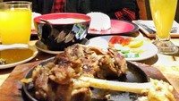  Qari muda bersuara merdu, Muzammil Hasballah bersama dengan sang istri Sonia Ristanti terlihat sedang menikmati makanan enak. Wah sepertinya daging kambing dengan pelengkap jus jeruk ya. Foto: Instagram @soniaristanti