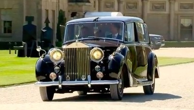 Royal Wedding Harry-Meghan Diawali Rolls-Royce Ditutup Kereta Kuda