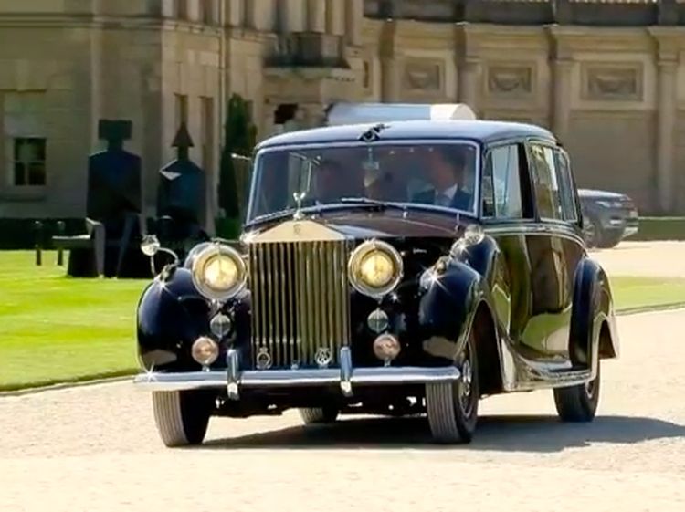 Royal Wedding Harry-Meghan Diawali Rolls-Royce Ditutup Kereta Kuda