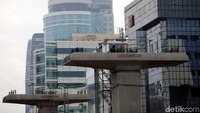 PT Adhi Karya Tbk (ADHI) memastikan cuti bersama Idul Fitir yang lebih panjang tahun ini tidak akan mengganggu proyek LRT Jabodebek. Pengerjaan proyek tetap akan dilakukan sesuai kebijakan perusahaan.
