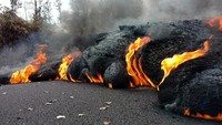 Lava mengalir ke Jalan di Pahoa, Hawai. KRIS BURMEISTER/via REUTERS.