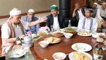 Begini Gaya Ustad Arifin Ilham Saat Bersantap Bareng Tiga Istrinya dan Para Ulama